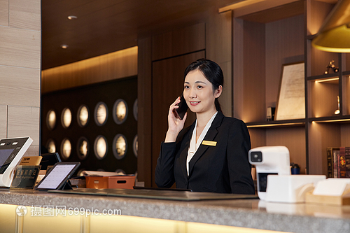 酒店前臺(tái)的“隱形守護(hù)者” 高效接聽(tīng)電話中的管理智慧